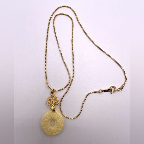 *3/$20* Vintage inspired Avon gold tone and cream necklace - Picture 2 of 4